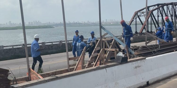 Obra de manutenção da Ponte de Igapó contiunua. Foto: Ellena Mendes.