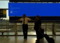 Apagão cibernético causa atrasos em voos e afeta serviços bancários e de comunicação globalmente. Foto: Bing Guan/REUTERS.