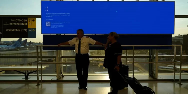 Apagão cibernético causa atrasos em voos e afeta serviços bancários e de comunicação globalmente. Foto: Bing Guan/REUTERS.