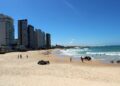 Corpo é encontrado na praia de Areia Preta em Natal. - Foto: Semurb