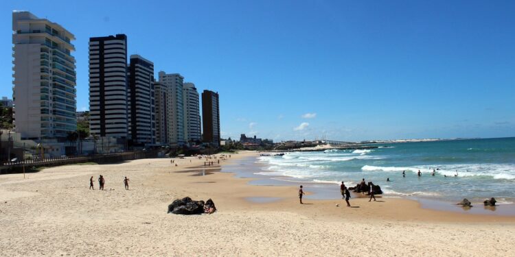 Corpo é encontrado na praia de Areia Preta em Natal. - Foto: Semurb