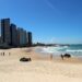 Corpo é encontrado na praia de Areia Preta em Natal. - Foto: Semurb