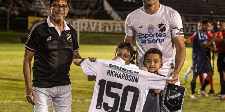 Richardson participou diretamente dos títulos estaduais de 2020 e 2022, além de liderar a equipe no acesso à Série B e no vice-campeonato da Série C em 2022. (Foto: Rennê Carvalho / ABC FC)