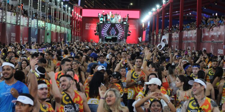 Carnatal arrasta multidão de foliões. - Foto: Everaldo Costa.