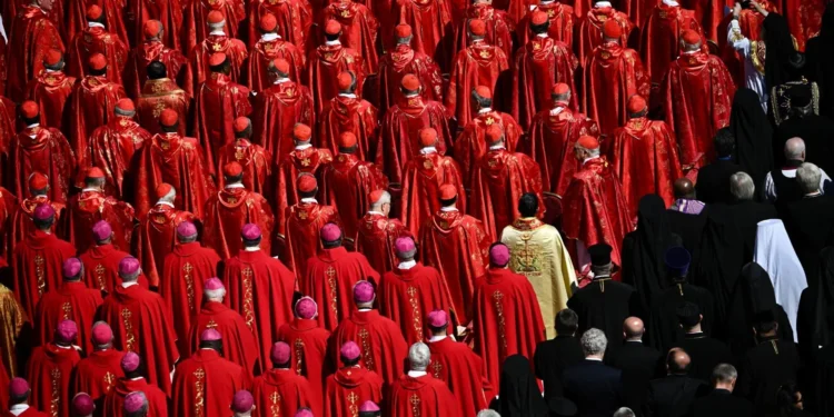 Cardeais na Praça de São Pedro durante funeral do papa Francisco | Dylan Martinez/Reuters